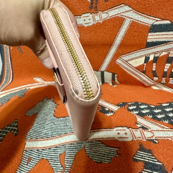 PRADA ❤️🌟BOW ZIPPY WALLET ⭐️ - Picture 2 of 8